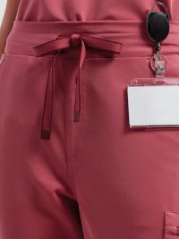 Arbeitshose Damen Pink aus Stretchmaterial im modernen Cargo-Stil mit Reißverschlusstaschen